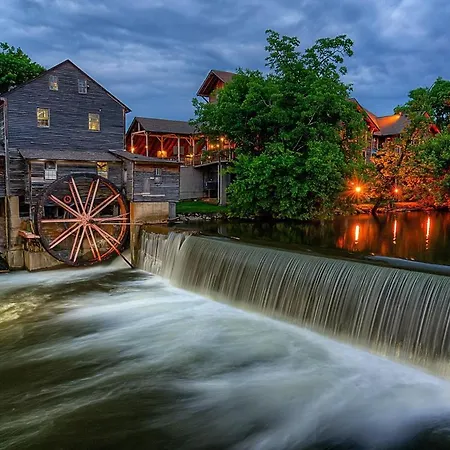 Key Lime Pie, Hot Tub,Wifi, 1089 Free Tickets Each Paid Day, Dollywood And More